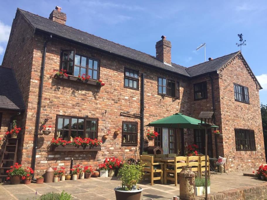 Bumbleberry Cottage Gresford Exterior photo